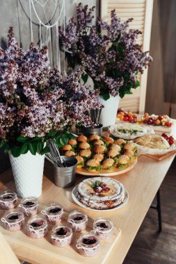 Kanepeler ve içecekler bir tatlı büfesi masada.