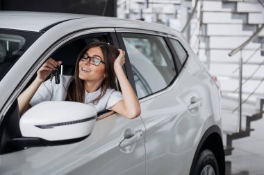 Mutlu genç kadının yanına arabayla el - konsept araba satın alma tuşları