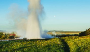 İzlanda'daki fantastik günbatımı Strokkur şofben erüpsiyon. Harika renkler