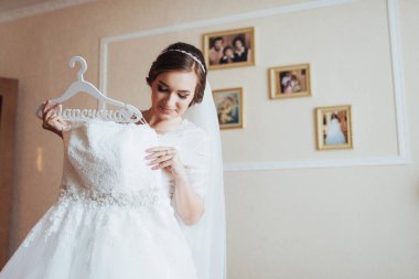 kız gelinlik üzerinde çalışıyor. Hayatımın en güzel günü