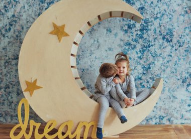 Çocuk yalan yumuşak ve sıcak pijama yıldız stüdyo ile ahşap bir ay. Uyku zaman kavramı