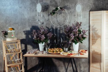 Kanepeler ve içecekler bir tatlı büfesi masada.