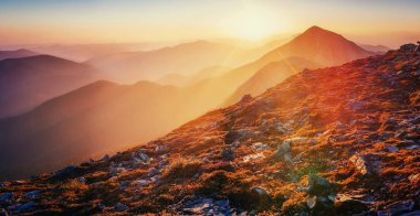 sihirli günbatımı Ukrayna dağlarında. Europe.