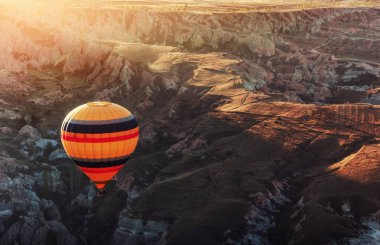 Cappadocia üzerinde şaşırtıcı günbatımı. Güzel renk balonlar Türkiye