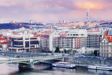 görünümünde köprü Vltava Nehri üzerinde ve Prag tarihi merkezi: bina ve yapılar kırmızı çatılar ile eski şehir.