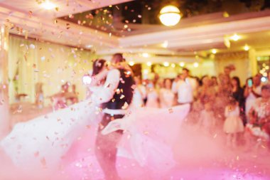 Mutlu gelin ve damat ve ilk dansları, zarif restoranda harika bir ışık ve atmosferi olan düğün.