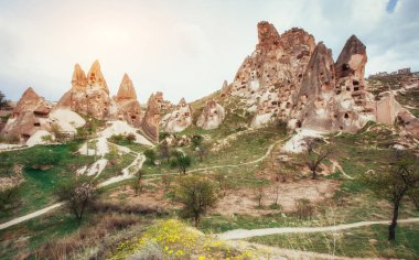 Kapadokya benzersiz jeolojik oluşumlar gözden geçirin. Vadiler, boğaz, hills, volkanik dağlar Göreme Milli Parkı'nda arasında yer alan Kappadokiets bölge.