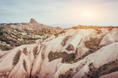 Antik bir kent ve Uchisar kalesi, güneş doğduktan sonra bir dağdan kazıldı, Kapadokya, Türkiye