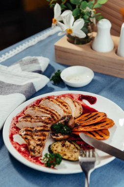 Izgara sebze ve tavuk fileto. Geleneksel mutfağı. Izgara mutfak.