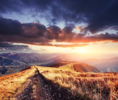 kış yol. Dramatik sahne. Fantastik günbatımı. Sonbahar büyü ve bulutlu gökyüzü. Karpat Ukrayna Europe