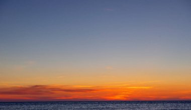 Doğanın muhteşem manzarası Monte Cofano saklıdır. Dramatik sahne. Deniz üzerinde gün batımı. Konumu cape San Vito. Sicilia, İtalya, Avrupa. Akdeniz ve Tiren Denizi.