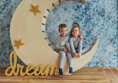 Çocuk yalan yumuşak ve sıcak pijama yıldız stüdyo ile ahşap bir ay. Uyku zaman kavramı