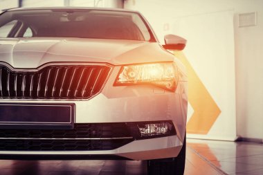 Far ve siyah bir spor arabanın kaputuna.