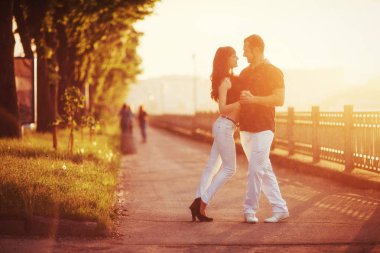 Genç çift nehir rıhtımda geceleri Tango dans