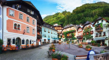 Doğal görünümü. Şehrin tarihi bölgesi Hallstatt renkli evlerde geleneksel: Halshtati ile. Avusturya