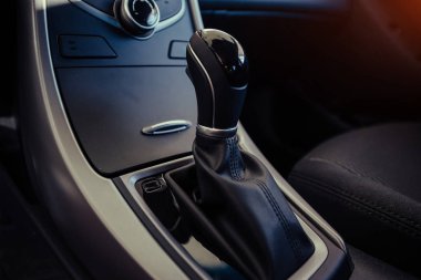 Modern araba iç kontrol paneli ve direksiyon simidi.