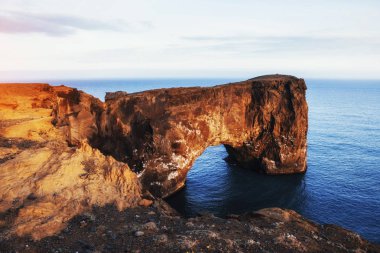 Cape Dyrholaey, Güney İzlanda. İrtifa 120 m ve kaba tepe Adası ile kapı açma.