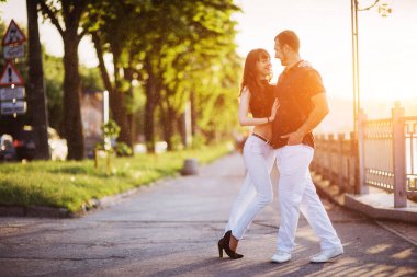 Genç çift nehir rıhtımda geceleri Tango dans