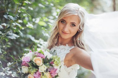 Mutlu bir gelin peçe ile poz portresi.