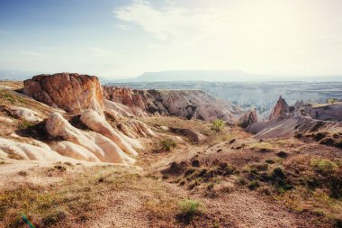 Güzellik Kapadokya jeolojik oluşumlar. Göreme Milli Parkı'nda volkanik dağlar arasında yer alan Cappadocia vadi, dağ geçidi, hills,.