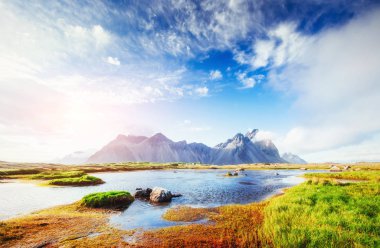 Karla kaplı dağlar ve buzulların yumuşak yamaçları. Bahar harika İzlanda.