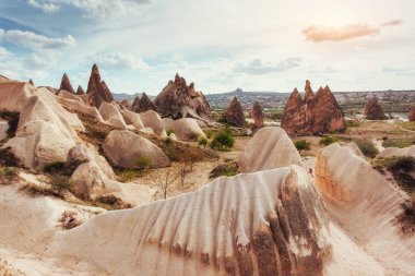 Güzellik Kapadokya jeolojik oluşumlar. Göreme Milli Parkı'nda volkanik dağlar arasında yer alan Cappadocia vadi, dağ geçidi, hills,.