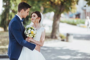 mutlu evlilik çift açık havada portresi. Fantastik yaz gün.