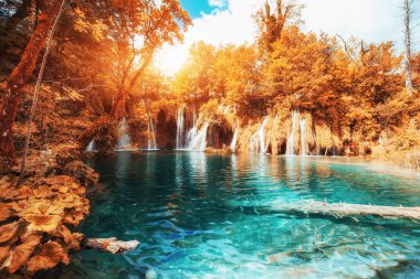 Turkuaz su ve Güneş'in manzaralarına. Ünlü Plitvice Gölleri Milli Parkı, Hırvatistan, Avrupa. Parlak sonbahar sahne. Instagram tonik etkisi.