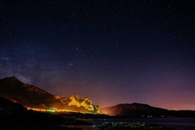 Yıldızlı gökyüzü şehrin denizin kenarında üzerinde. Sicilya. İtalya Europe