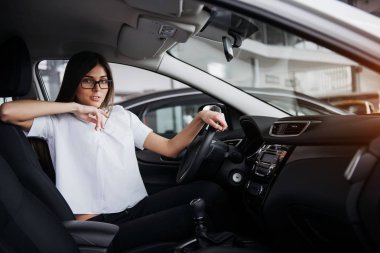 arabada oturan genç güzel kadın portresi.