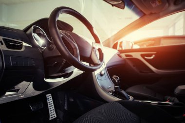 Modern araba iç kontrol paneli ve direksiyon simidi.