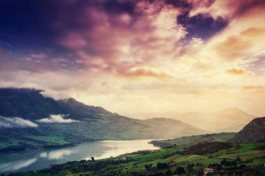 Alp dağlarında dağ gölü. İtalya