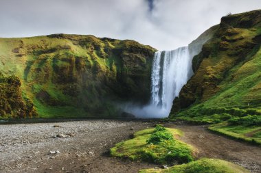 Büyük Şelale içinde Skogafoss İzlanda güneyinde Skogar kasaba yakınlarında