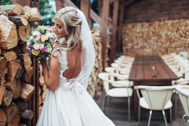 Muhteşem bir düğün buket gelinle portresi.