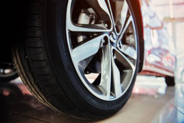 Far ve siyah bir spor arabanın kaputuna.