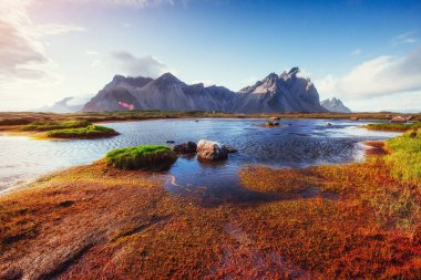 Nazik karlı dağlar ve buzullar yamaçlarında. Muhteşem Sonbahar İzlanda.