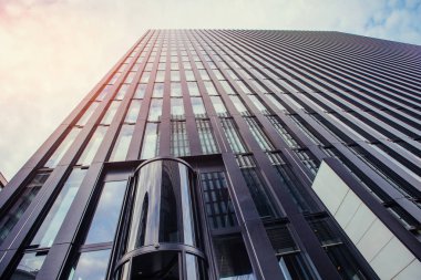 Modern mimarinin mavi gökyüzü karşı keskin hatları. Dyusildorf. Medya liman. Almanya.