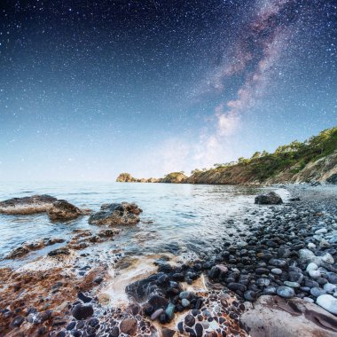 Kayalık plaj harika panoramik manzaralı. Yıldızlı gökyüzü. Türkiye.