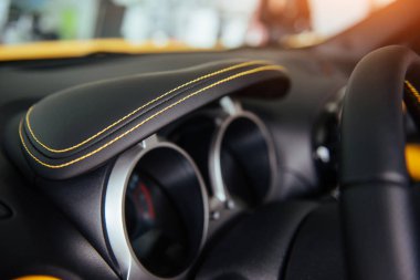 Modern araba iç kontrol paneli ve direksiyon simidi.