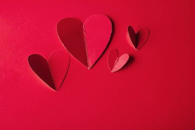 Tatil kartı Sevgililer günü için kalp. Kırmızı bir arka plan üzerinde kırmızı kalpler