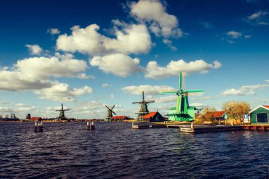 Rotterdam kanaldan geleneksel Hollanda yel değirmenleri. Hollanda.