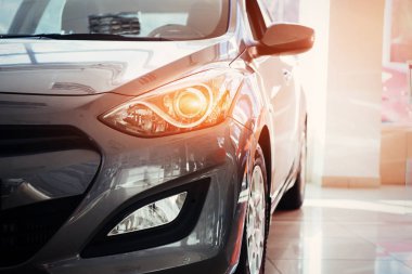 Far ve siyah bir spor arabanın kaputuna.