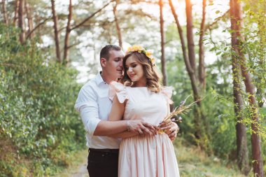 Mutlu bir genç çift doğa şehir dışında yürüyüş.