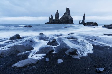 Rock Troll ayak. Reynisdrangar uçurum. Siyah kum plaj İzlanda