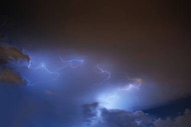 Yıldırım çarpması bulutlu karanlık gökyüzü üzerinde. Fantastik yaz gece çekimi.