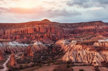 Kapadokya Türkiye benzersiz jeolojik oluşumlar Panoraması