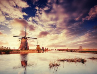 Rotterdam kanaldan geleneksel Hollanda yel değirmenleri. Hollanda.