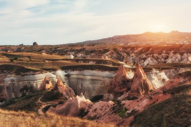 Fantastik gündoğumu kırmızı Vadisi Kapadokya, Anadolu, Türkiye üzerinden. Volkanik dağlar Göreme Milli Parkı'nda.