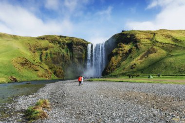 Büyük Şelale içinde Skogafoss İzlanda güneyinde Skogar kasaba yakınlarında