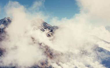 Kalın sis Dağı geçidinde Goulet. Georgia, Svaneti. Avrupa. Caucasus 